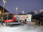 Millimeterarbeit: Das Team um Pio Fallegger lädt die AdBlue-Servicestation auf den am Pistenfahrzeug angehängten Stahlschlitten.