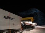 Die AdBlue-Servicestation wird rückwärts in die Garage geschoben.