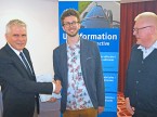 Jonathan Loye (Mitte) bekommt von Marcel Wyler (links), Präsident der Prüfungskommission, seinen Fachausweis «Fahrzeugrestaurator mit eidg. Fachausweis» überreicht. Rechts steht Gilles van Mesdag, IgFS-Vorstandsmitglied und Koordinator für die Lehrgänge in der Romandie.